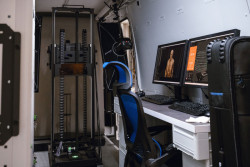 Mobilní digitalizační stanice Archa III vyslaná na Ukrajinu umožňuje přímo v terénu vytvářet detailní 3D záznamy ohrožených památek a sbírkových předmětů. (Archa III; Národní muzeum)