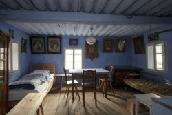 Světnice vymalovaná šmolkovou modrou (Roubená chalupa Strašín)