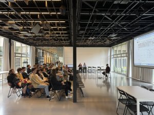 Koncem prvního týdne soustředěné praxe jsme se vydali na přednášky do Centra architektury a městského plánování v Praze.