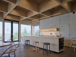 Jíst vlastní svačinu povoleno. (Brána Pusteven; henkai architekti)