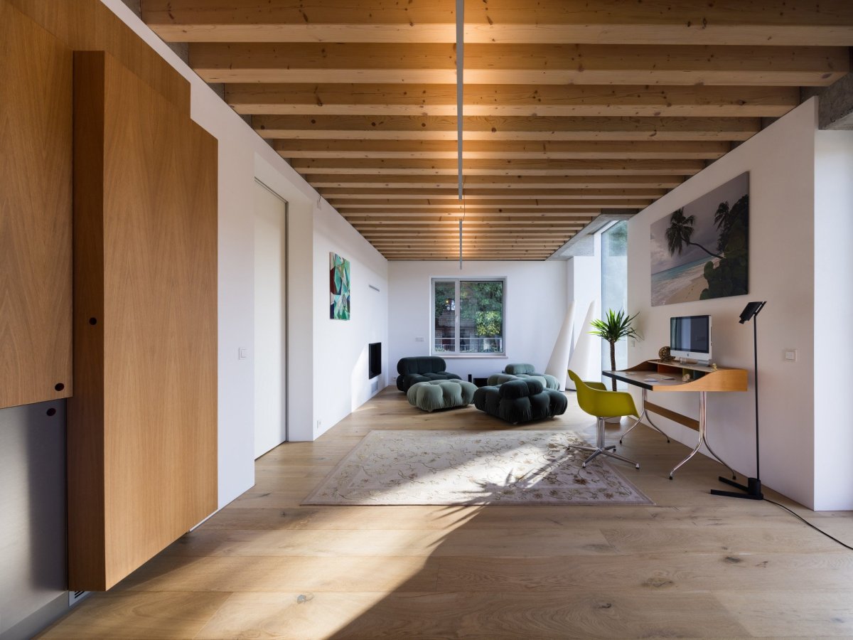 Pracovna v 1. patře, v popředí skrytý bar (AOC architekti, rezidence Zelený dům)