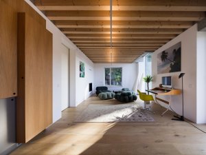 Pracovna v 1. patře, v popředí skrytý bar (AOC architekti, rezidence Zelený dům)