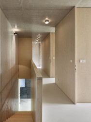 Vila je plná kontrastů - surový beton a teplý dřevěný nábytek. (Vila Troja, Stempel & Tesar architekti)