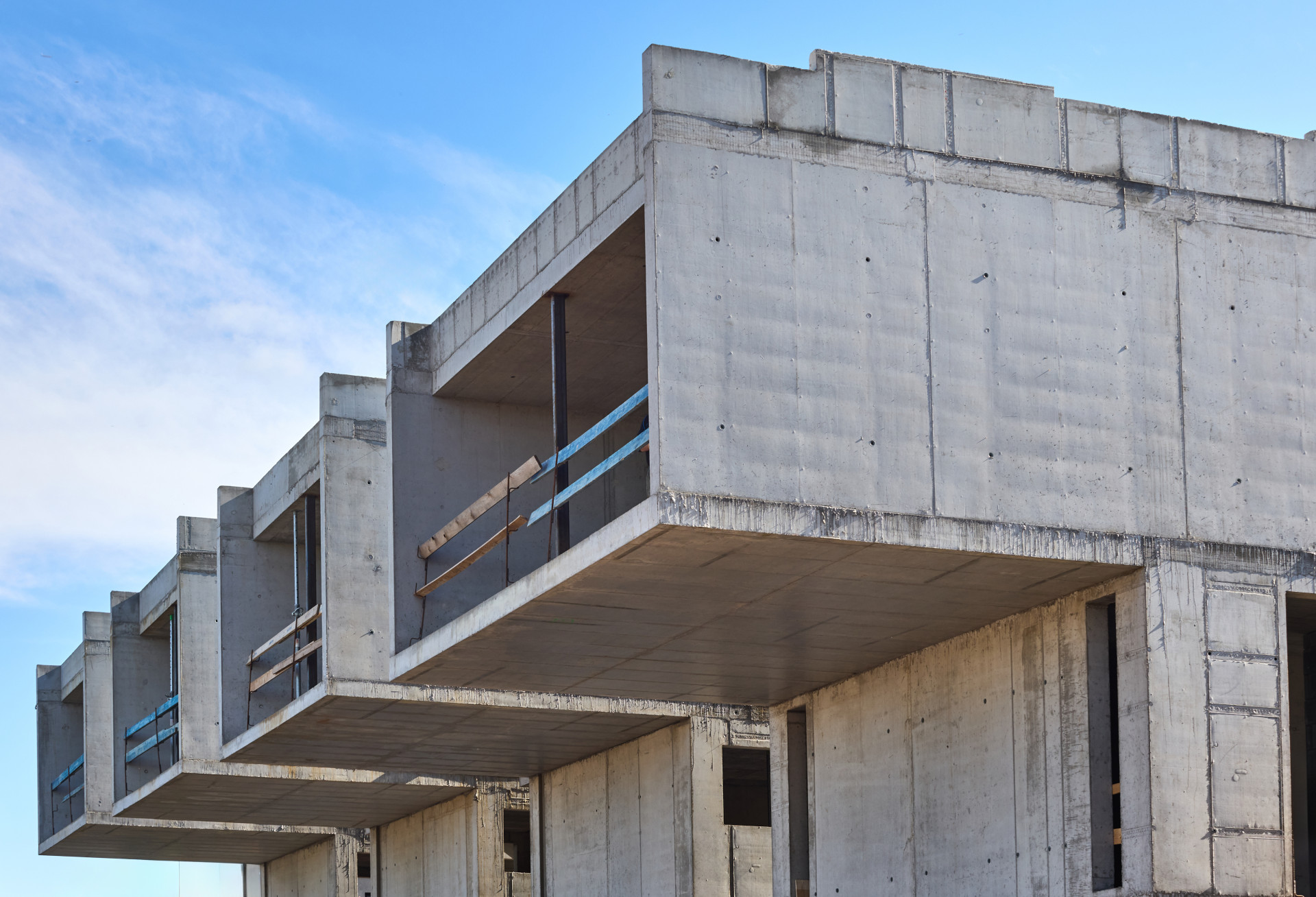 Fotografie z výstavby aktuálního projektu Divize 13 monolity HINTON - Sky City Villas v Záběhlicích