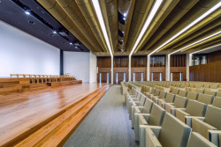 Rekonstrukce univerzitní auly v Praze od studia DRNH & Jana Čejky