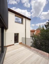 Pohled na jednu  z teras (Bytový dům na Malé Straně; architektonický ateliér Ladislava Lábuse)