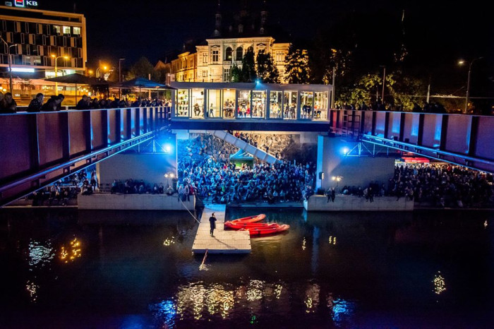 PechaKucha Night Plzeň vol. 29 na Náplavce u Radbuzy - evropský rekord v počtu návštěvníků umožnil otevřený prostor zrekonstruované
náplavky.