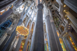 Antoni Gaudí, chrám Sagrada Família: dostavba  pokračuje i po sto čtyřiceti letech.