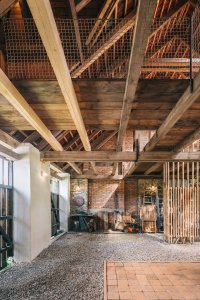 Rekonstrukce stodoly v Pošumaví, BYRÓ architekti: Většinu dalšího materiálu se podařilo sehnat z druhé ruky