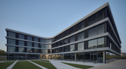 Městskou mozaiku kvalitní královéhradecké architektury doplnila administrativní budova centrály ČSOB od studia Projektil.