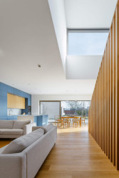 Obývací pokoj a schodiště (RD v Benešově; Ateliér VAS)