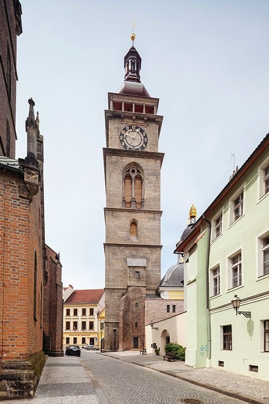 architekti chmelík & partneři, dostavba pokladny a rekonstrukce Bílé věže v Hradci Králové, pohled na věž z Velkého náměstí, foto