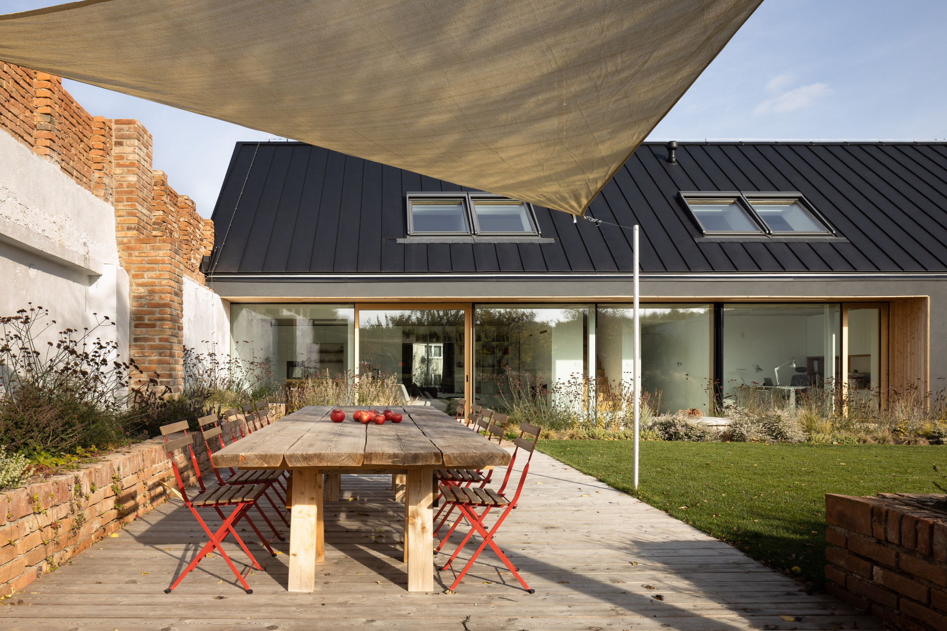 Rodinný dům v Polánce, CL3: Radek Pasterný stavbu přizpůsobil okolním objektům, respektive domu, který na místě stával předtím