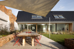 Rodinný dům v Polánce, CL3: Radek Pasterný stavbu přizpůsobil okolním objektům, respektive domu, který na místě stával předtím