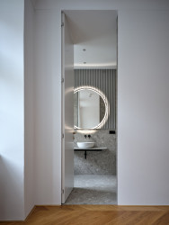 Moderní dveře se skrytou zárubní sahají až ke stropu. (Rekonstrukce měšťanský dům na Valdštejnském náměstí, Formafatal)