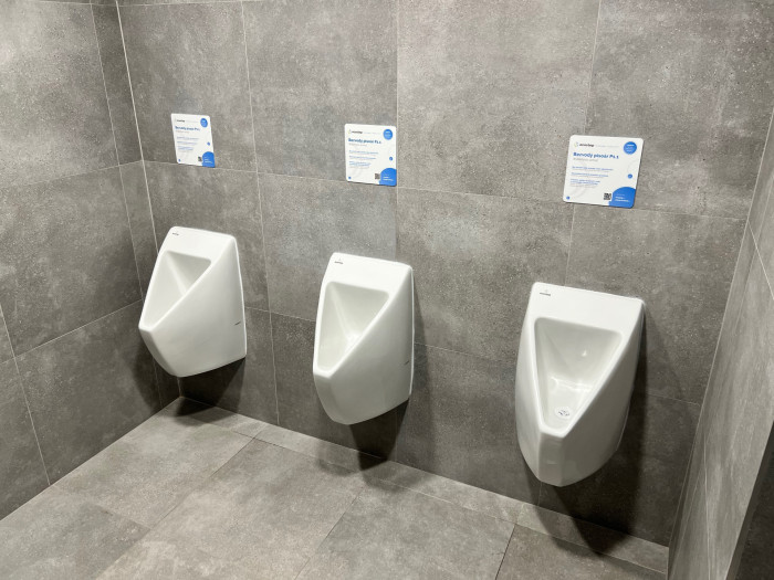 Bezvodé pisoáry pomáhají minimalizovat možný výskytu a přenos patogenů.