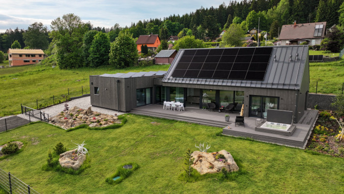 Rodinná firma VESPER HOMES realizovala  rodinný dům u Liberce, který se halí do modřínového dřeva.