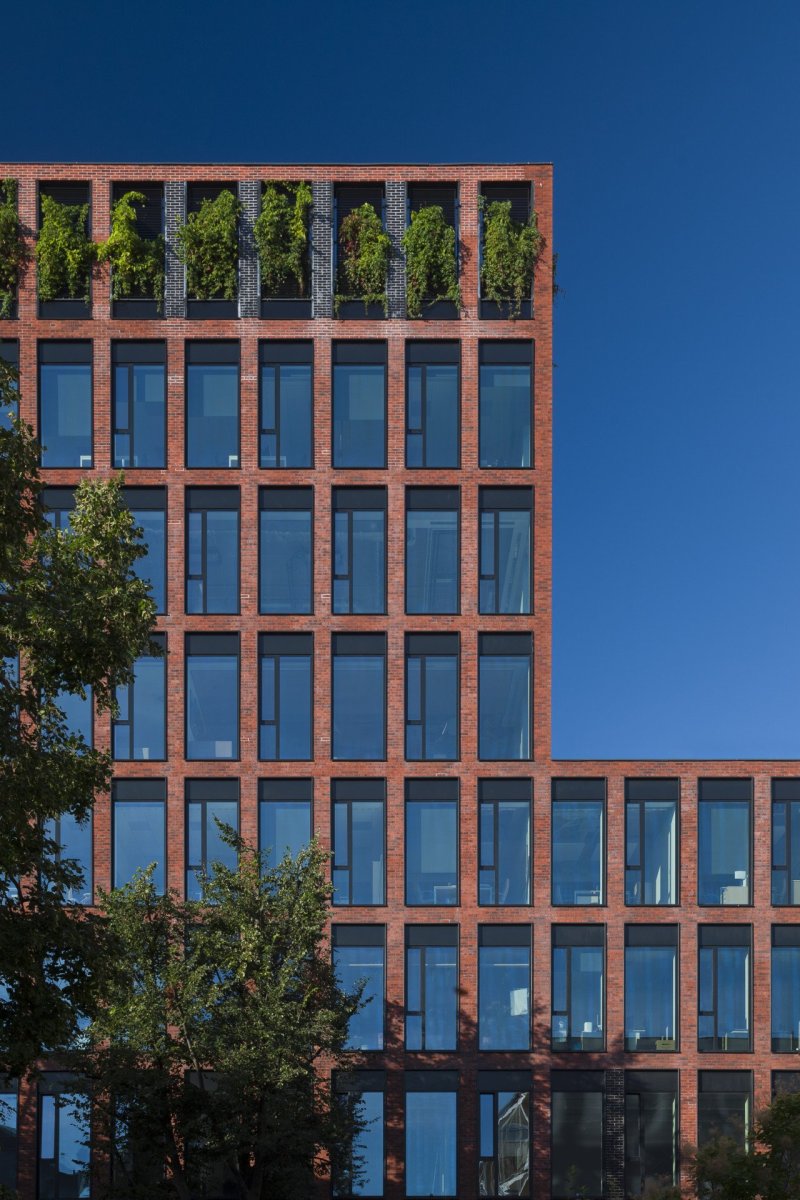V Gdaňsku vyrostla administrativní budova s cihlovou fasádou navržená architekty Marcinem Woyciechowskim, Tomaszem Piechotou a Radosławem Orłowskim