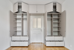 Byt Nusle, Amulet + T. Melková: Úložný prostor se spojil se stěnou a uvolnil dostatek prostoru.