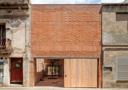 HARQUITECTES, cihlový dům č.p. 1014, pohled ze zadní ulice, foto