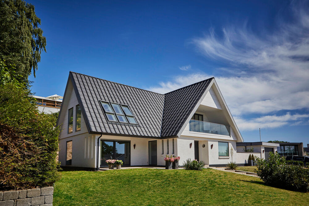 Profilovaná střešní krytina Swisspearl na domě HouseKollund Kollund