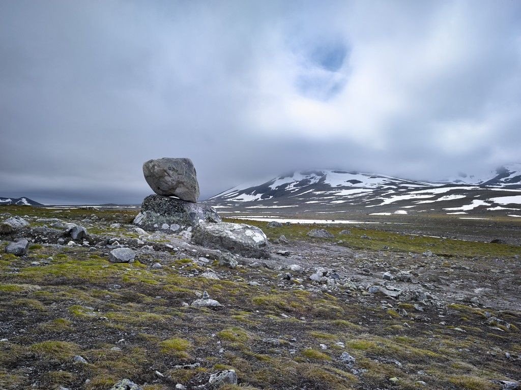 Peter Fischli & David Weiss, Kámen na kameni. Lokace: NTR, Valdresflye, Steinplassen 2013 - foto