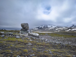 Peter Fischli & David Weiss, Kámen na kameni. Lokace: NTR, Valdresflye, Steinplassen 2013 - foto