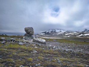 Peter Fischli & David Weiss, Kámen na kameni. Lokace: NTR, Valdresflye, Steinplassen 2013 - foto