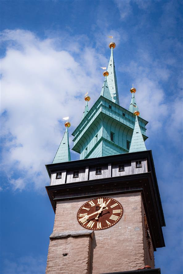 Radniční věž ve Znojmě po čtyřleté rekonstrukci znovu zpřístupňuje svou historickou konstrukci i vyhlídku na město a okolní krajinu.