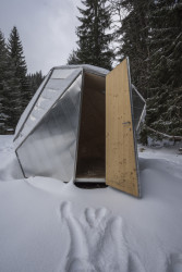 Útulna Kømen v Krkonoších – Dalibor Hlaváček, Martin Čeněk, Julie Kopecká, & tým studentů FA ČVUT