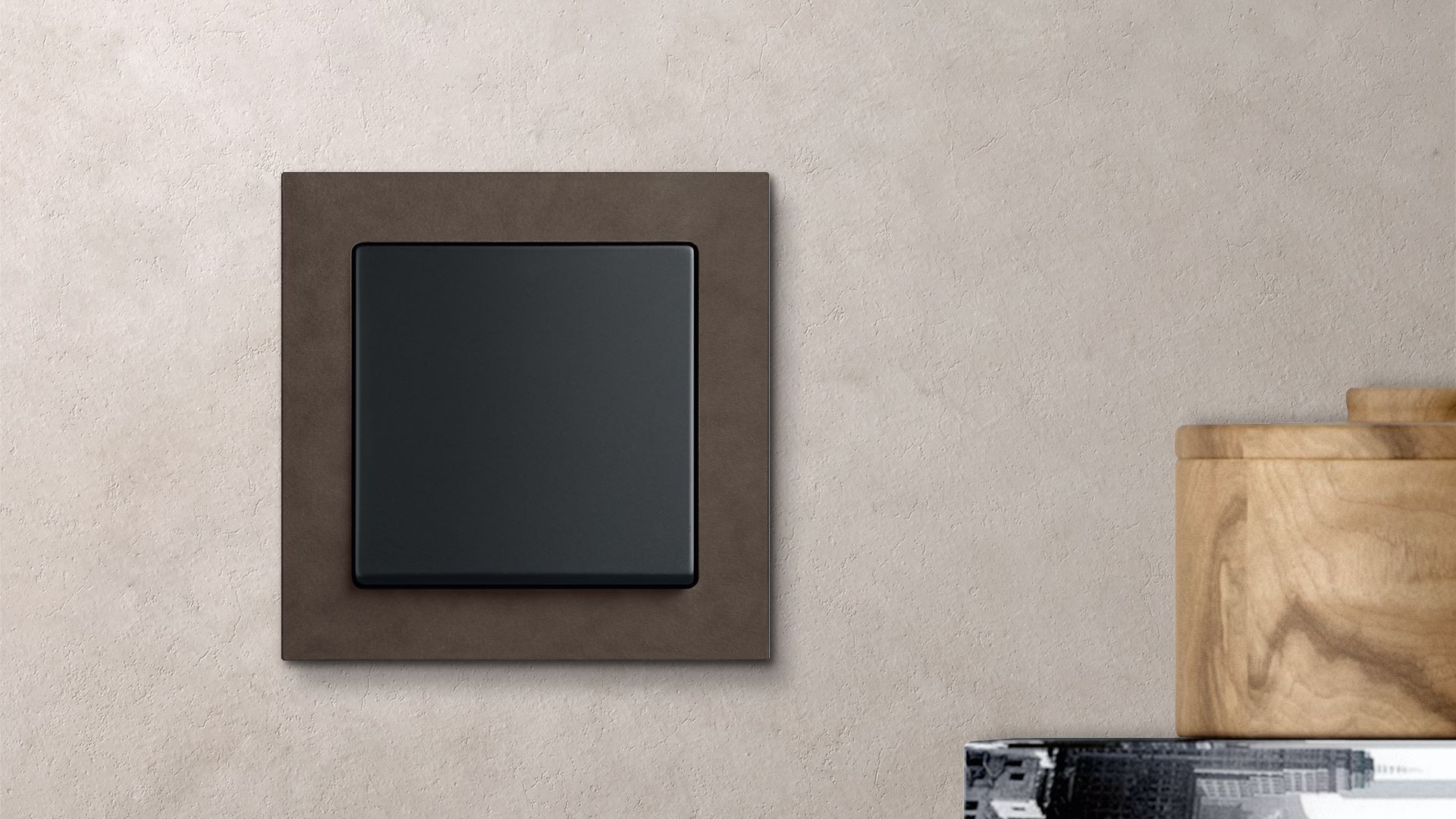 Kompozitní materiál z papíru a pryskyřice od Richlite je další z originálních rámečků. K dispozici v hnědé a modré; Busch-Axcent®