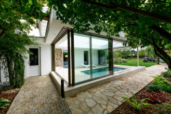 Terasa se otvírá do zeleně zahrady. 