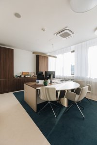 Materiály se proměňují podle míry reprezentace jednotlivých částí interiéru. (Kancelářské prostory v Bratislavě; Zuzana Basandová z ateliéru ZURI Architecture)