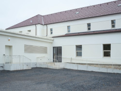 Pohled na Lidový dům Zaječov ze dvora (Lidový dům Zaječov, IO Studio)