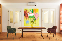 Součástí obývacího pokoje je také jídelní stůl. (Byt na Novém Městě, Helena Ballošová)