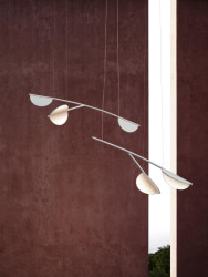 Patricie Urquioly se inspirovala tvary i barvou okvětních lístků mandloně