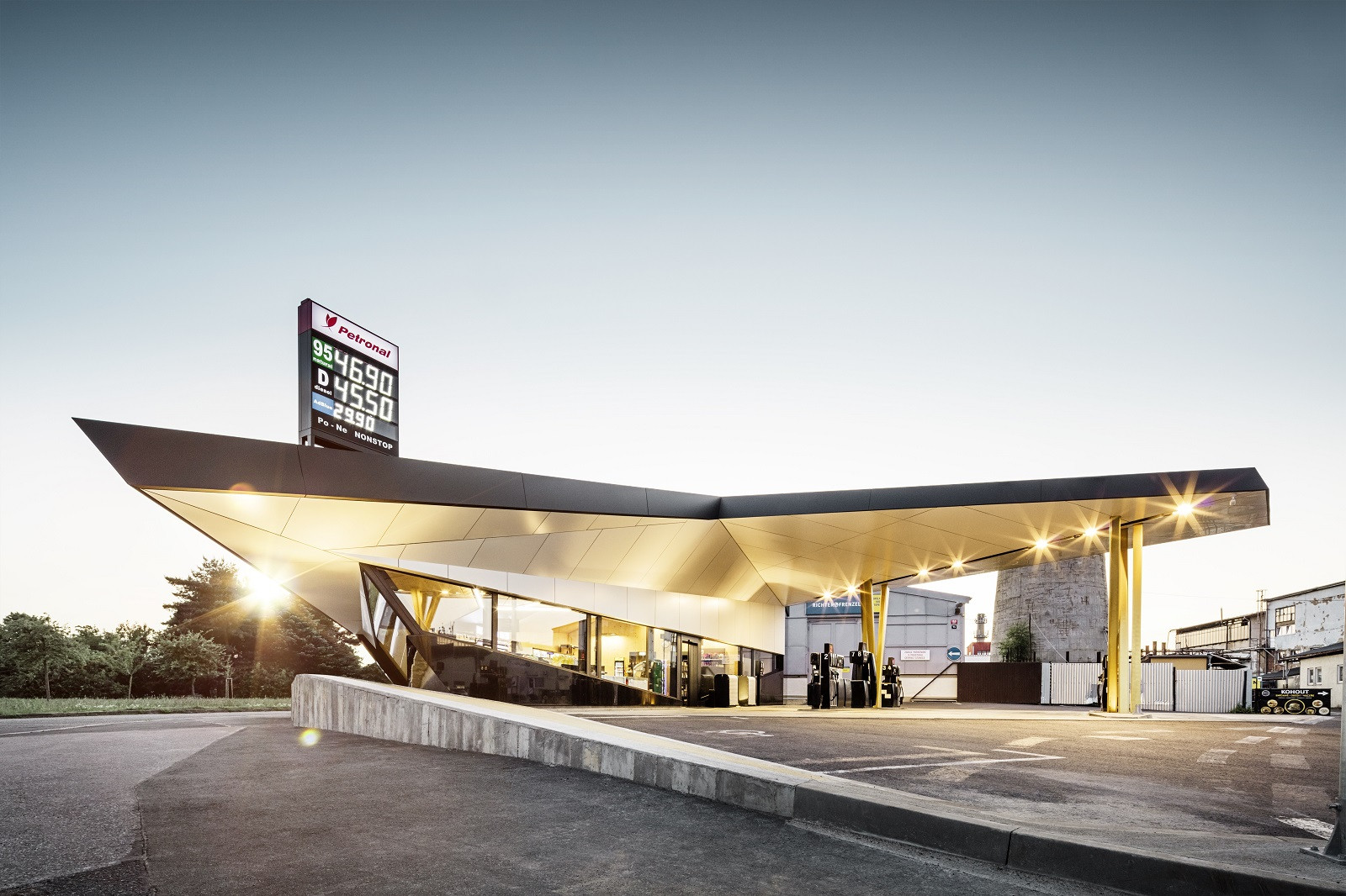 Daniel Zerzán navrhl geometricky tvarovanou čerpací stanici v pražské Uhříněvsi