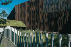 Orientarium v Lodži: fasádní panely z bambusu upraveného teplně a tlakem