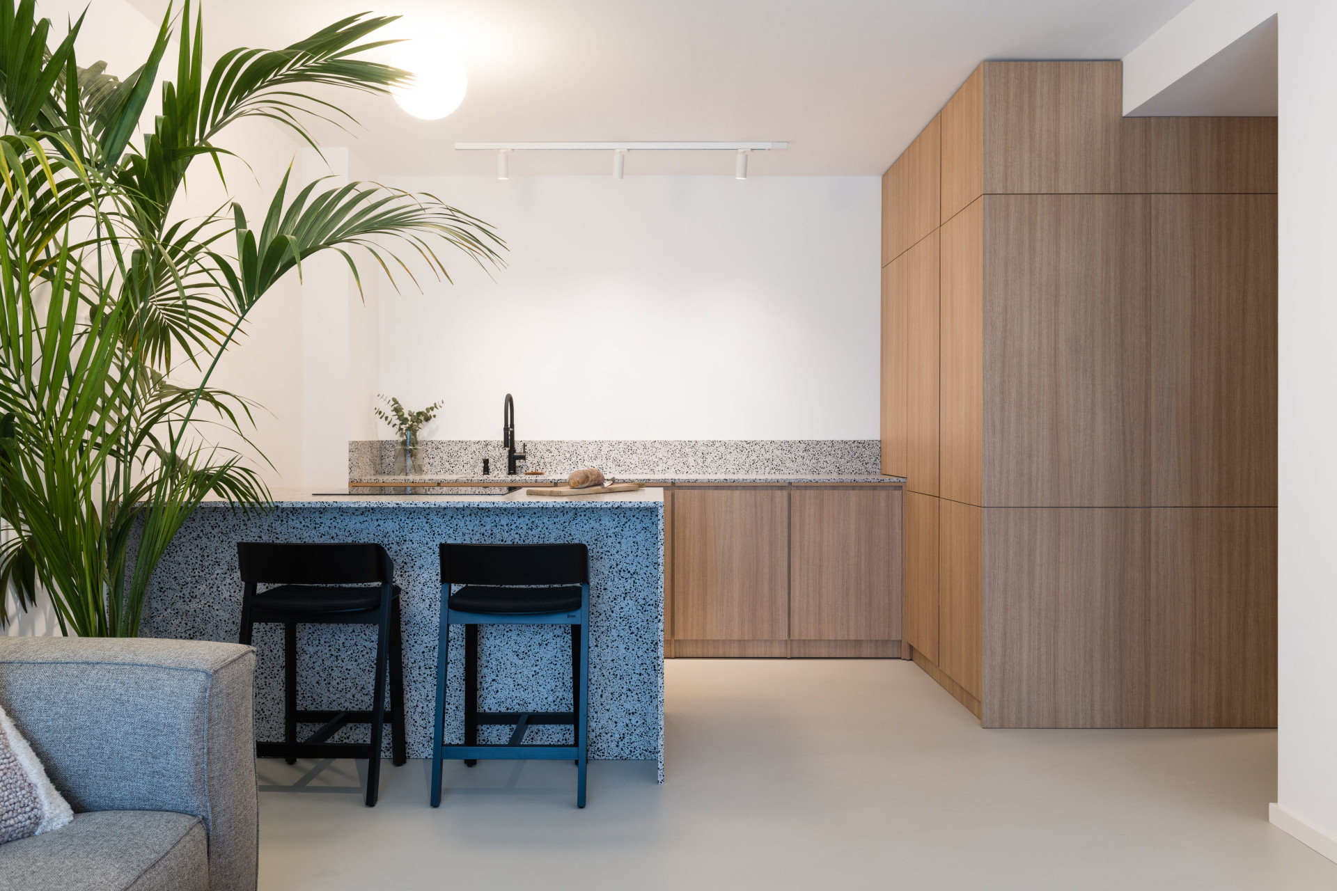 Interiérová designérka Diana Perknovská navrhla byt pro svou sestru, ve kterém se snoubí světlé barvy s přírodními materiály