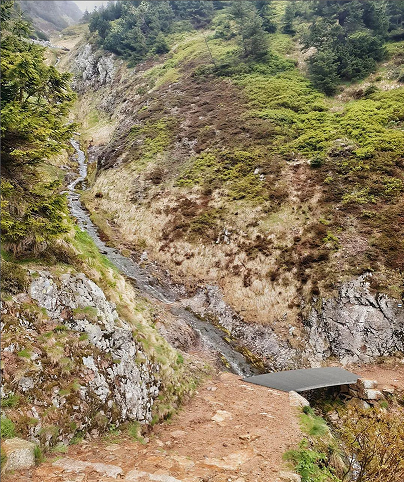 Studenti architektury ČVUT v Praze realizovali lávky do Krkonoš