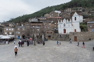 Toto je další z finalistů v kategorii „emerging". Je ve vesnici  Piódão v Portugalsku. Architekti  Branco del Rio zde upravili náves - z parkoviště se znovu stal veřejný prostor. 