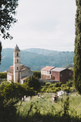 V případě dostavby kláštera se ale velkému gestu nevyhnula – rozhodně ho nelze přehlédnout.