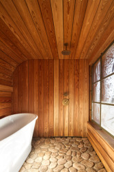Dřevěná koupelna inspirovaná japonskou lázní (Dům Na větru, A1 architects)