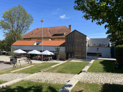 Budova knihovny s restaurací ve Šlapanicích od Milana Podroužka a spoluautorů