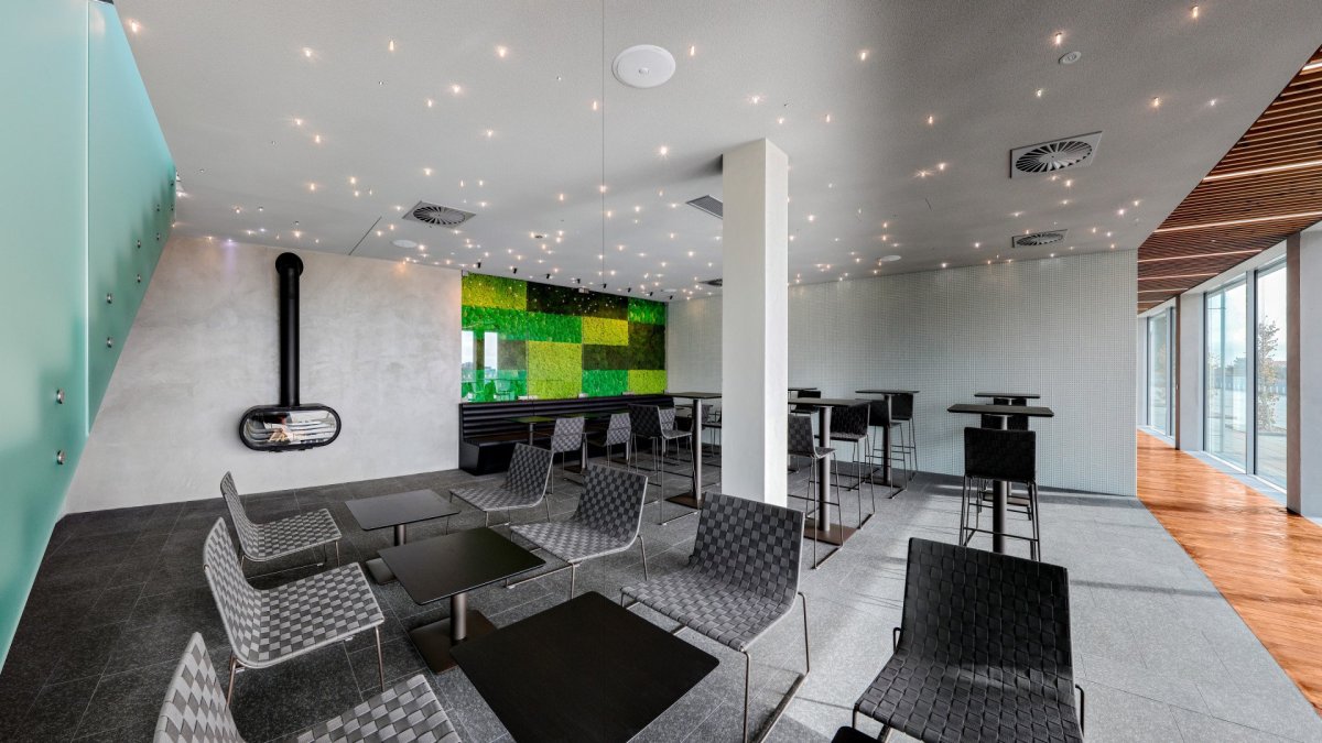 Architekti D.R.N.H. - Wellness Kraví hora: Pohled na lounge s krbem