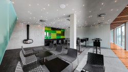 Architekti D.R.N.H. - Wellness Kraví hora: Pohled na lounge s krbem