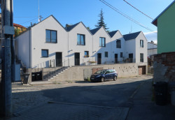 Řadové domky se sociálními byty v Bílovicích nad Svitavou, Tomáš Págo, Karel Kubza, Milan Joja, spolupráce Martina Fojtíková / Čtyřstěn.