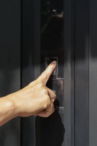 Vstupní dveře Schüco AD UP 90  se zapuštěným madlem a ovládacím panelem s čtečkou otisků prstu pro vstup.