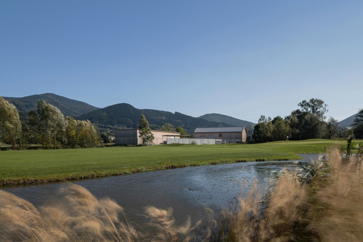 Zázemí údržby golfového rezortu v Ostravici pod Lysou horou od PAPOUSEK & SILHAN ARCHITECTS