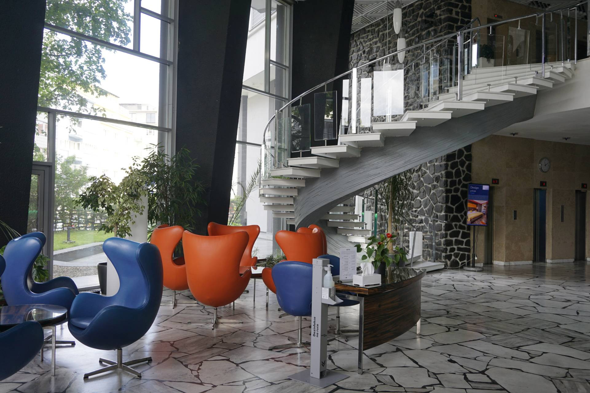 Hotel Continental - prostoru vstupní haly dominuje spirála zavěšeného schodiště v bruselském stylu